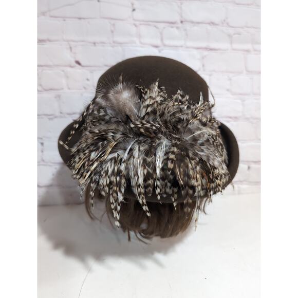 Hat-A-Tude Brown Wool Gambler Cloche Hat with Guinea Fowl Feathers 22" - Picture 4 of 9